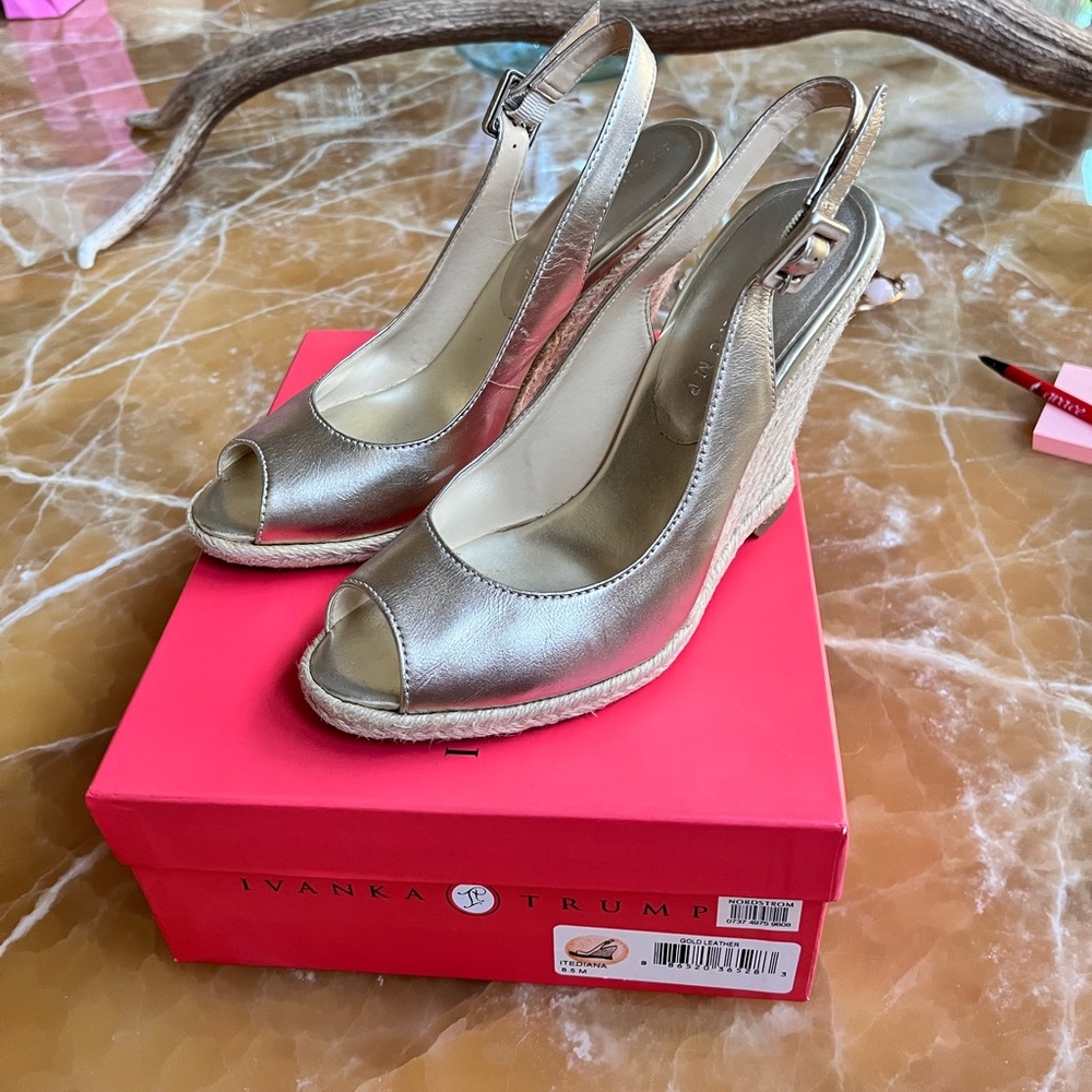 Ivanka Trump nude/gold wedges